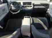 2022 Hyundai Ioniq 5 SE z VIN KM8KMDAF5NU100047, wystawiony jako Copart lot #77913994 z przebiegiem 29 751 mil mil oraz Szkoda całkowita • Salvage title. Historia ofert i sprzedaży dostępna na DreamBid. Obrazek 8.