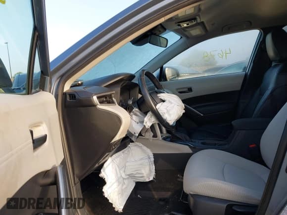 ✅ 2023 Toyota Corolla Cross LE • VIN: 7MUCAABG5PV045801 • Lot: 43504678. Wystawiony na IAAI z przebiegiem 24 996 mil. Bezpłatny archiwum sprzedaży aukcyjnych z USA i szczegółowy raport historii pojazdu na DreamBid. Zdjęcie 5.