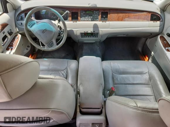 ✅ 1998 Lincoln Town Car Signature • VIN: 1LNFM82W8WY698345 • Lot: 61454625. Listed on Copart with 87,959 mi. Free auction sales archive from the USA and detailed vehicle history report at DreamBid. Image 8.