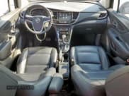 ✅ 2017 Buick Encore Essence • VIN: KL4CJCSBXHB043457 • Lot: 70154195. Wystawiony na Copart z przebiegiem 70 654 mil. Bezpłatny archiwum sprzedaży aukcyjnych z USA i szczegółowy raport historii pojazdu na DreamBid. Zdjęcie 8.