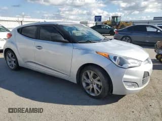 ✅ 2017 Hyundai Veloster • VIN: KMHTC6AD8HU311359 • Lot: 49013005. Wystawiony na Copart z przebiegiem 117 602 mil. Bezpłatny archiwum sprzedaży aukcyjnych z USA i szczegółowy raport historii pojazdu na DreamBid. Zdjęcie 4.
