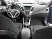 2017 Hyundai Veloster z VIN KMHTC6AD8HU324368, wystawiony jako Copart lot #37286853 z przebiegiem 90 777 mil mil oraz . Historia ofert i sprzedaży dostępna na DreamBid. Obrazek 8.