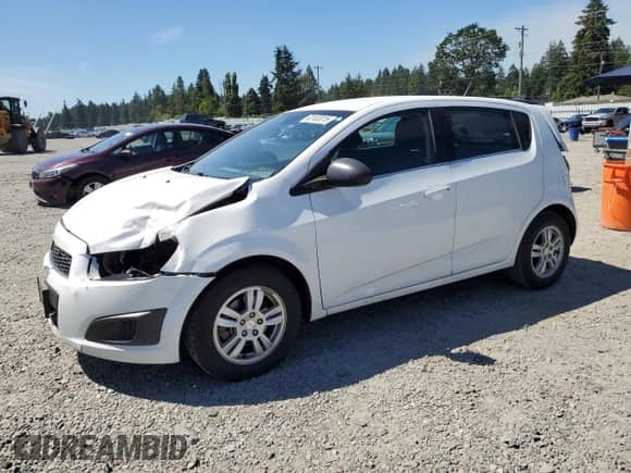2013 Chevrolet Sonic LT z VIN 1G1JD6SG0D4199810, wystawiony jako Copart lot #63103015 z przebiegiem 128 825 mil mil oraz Szkoda całkowita • Salvage title. Historia ofert i sprzedaży dostępna na DreamBid. Obrazek 1.