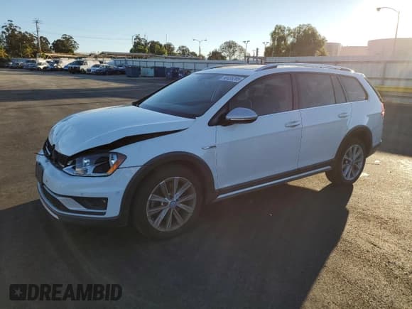 ✅ 2017 Volkswagen Golf S • VIN: 3VWH17AU1HM507134 • Lot: 90455205. Listed on Copart with 83,810 mi. Free auction sales archive from the USA and detailed vehicle history report at DreamBid. Image 1.