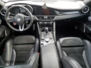 ✅ 2019 Alfa Romeo Giulia Quadrifoglio • VIN: ZARFAMEV4K7599309 • Lot: 69595785. Wystawiony na Copart z przebiegiem 62 184 mil. Bezpłatny archiwum sprzedaży aukcyjnych z USA i szczegółowy raport historii pojazdu na DreamBid. Zdjęcie 8.