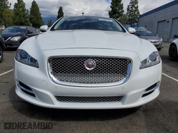 ✅ 2015 Jaguar XJ • VIN: SAJWA1CZ5F8V83202 • Лот: 81262335. Опубликован ранее на Copart с пробегом 77 333 миль. Бесплатный доступ к архиву аукционных продаж из США и подробный отчёт об истории автомобиля на DreamBid. Изображение 5.