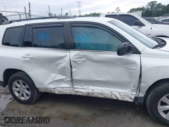 ✅ 2013 Toyota Highlander SE • VIN: 5TDZK3EH0DS104847 • Lot: 43403741. Listed on IAAI with 215,875 mi. Free auction sales archive from the USA and detailed vehicle history report at DreamBid. Image 13.