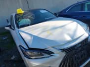 ✅ 2025 Lexus ES 350 • VIN: 58ADZ1B19SU199374 • Lot: 43608800. Wystawiony na IAAI z przebiegiem 4 890 mil. Bezpłatny archiwum sprzedaży aukcyjnych z USA i szczegółowy raport historii pojazdu na DreamBid. Zdjęcie 1.