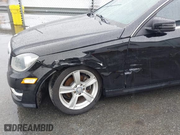 ✅ 2013 Mercedes-Benz C 250 • VIN: WDDGJ4HB0DF992139 • Lot: 42428188. Wystawiony na IAAI z przebiegiem 108 584 mil. Bezpłatny archiwum sprzedaży aukcyjnych z USA i szczegółowy raport historii pojazdu na DreamBid. Zdjęcie 6.