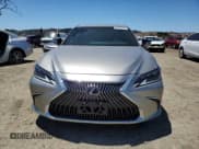 ✅ 2021 Lexus ES 300h Luxury • VIN: 58AEA1C14MU004889 • Lot: 63343775. Wystawiony na Copart z przebiegiem 39 971 mil. Bezpłatny archiwum sprzedaży aukcyjnych z USA i szczegółowy raport historii pojazdu na DreamBid. Zdjęcie 5.