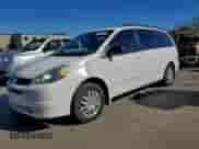 2005 Toyota Sienna LE z VIN 5TDZA23C35S293886, wystawiony jako Copart lot #90938105 z przebiegiem 133 550 mil mil oraz Szkoda całkowita • Salvage title. Historia ofert i sprzedaży dostępna na DreamBid. Obrazek 1.