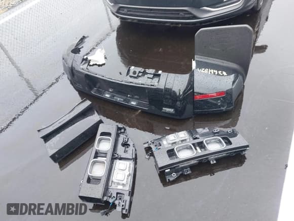 ✅ 2024 Land Rover Defender X • VIN: SALEX7EU6R2303395 • Lot: 42819427. Listed on IAAI with 8,712 mi. Free auction sales archive from the USA and detailed vehicle history report at DreamBid. Image 12.