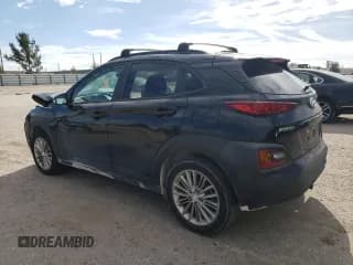 ✅ 2020 Hyundai Kona SEL • VIN: KM8K22AA5LU520063 • Лот: 82809183. Опубликован ранее на Copart с пробегом 26 069 миль. Бесплатный доступ к архиву аукционных продаж из США и подробный отчёт об истории автомобиля на DreamBid. Изображение 2.