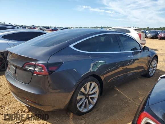 ✅ 2019 Tesla Model 3 Mid Range • VIN: 5YJ3E1EA6KF417195 • Lot: 80810825. Wystawiony na Copart z przebiegiem 45 667 mil. Bezpłatny archiwum sprzedaży aukcyjnych z USA i szczegółowy raport historii pojazdu na DreamBid. Zdjęcie 3.