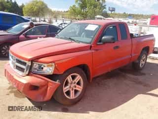 2008 Dodge Dakota SLT z VIN 1D7HW42N58S571944, wystawiony jako IAAI lot #43337515 z przebiegiem 49 464 mil mil oraz . Historia ofert i sprzedaży dostępna na DreamBid. Obrazek 2.
