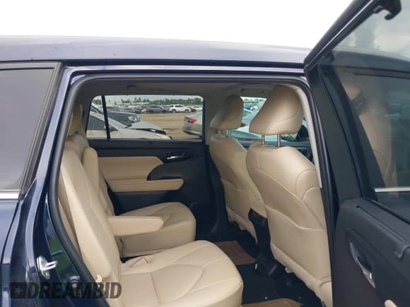 ✅ 2023 Toyota Highlander L • VIN: 5TDKDRAH9PS000737 • Lot: 42730139. Listed on IAAI with 23,499 mi. Free auction sales archive from the USA and detailed vehicle history report at DreamBid. Image 8.