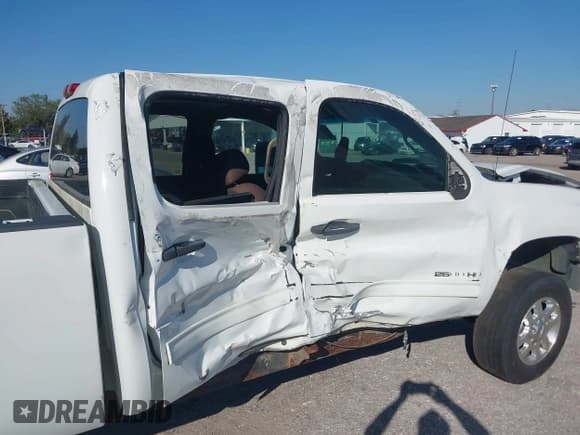 ✅ 2013 GMC Sierra 2500HD SLE • VIN: 1GT120CG1DF213551 • Lot: 43713202. Listed on IAAI with 264,434 mi. Free auction sales archive from the USA and detailed vehicle history report at DreamBid. Image 6.