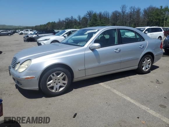 ✅ 2005 Mercedes-Benz E 320 • VIN: WDBUF82J35X176249 • Lot: 61540465. Wystawiony na Copart z przebiegiem 137 477 mil. Bezpłatny archiwum sprzedaży aukcyjnych z USA i szczegółowy raport historii pojazdu na DreamBid. Zdjęcie 1.
