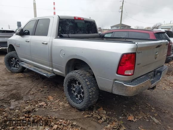 ✅ 2018 Ram 2500 SLT • VIN: 3C6UR5DL0JG245815 • Lot: 43717796. Listed on IAAI with 194,418 mi. Free auction sales archive from the USA and detailed vehicle history report at DreamBid. Image 3.