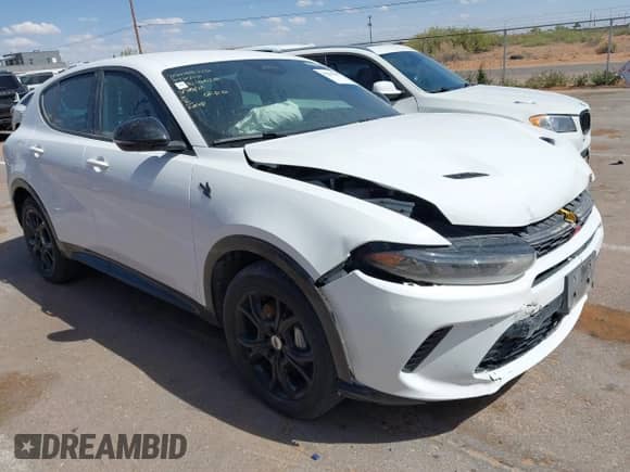 2024 Dodge Hornet R/T z VIN ZACPDFCWXR3A30157, wystawiony jako IAAI lot #42201097 z przebiegiem 21 854 mil mil oraz . Historia ofert i sprzedaży dostępna na DreamBid. Obrazek 1.