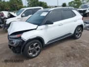 ✅ 2022 Hyundai Venue SEL • VIN: KMHRC8A34NU192850 • Lot: 43244417. Wystawiony na IAAI z przebiegiem 14 585 mil. Bezpłatny archiwum sprzedaży aukcyjnych z USA i szczegółowy raport historii pojazdu na DreamBid. Zdjęcie 2.