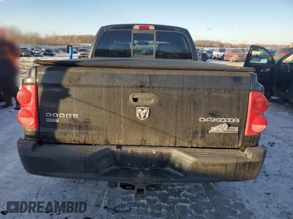 2010 Dodge Dakota SXT z VIN 1D7CW3GP0AS264489, wystawiony jako Copart lot #42120095 z przebiegiem 107 836 mil mil oraz Czysty tytuł • Clean title. Historia ofert i sprzedaży dostępna na DreamBid. Obrazek 6.