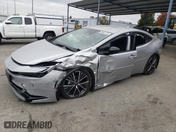 ✅ 2024 Toyota Prius LE • VIN: JTDACAAU7R3034001 • Лот: 89881735. Опубликован ранее на Copart с пробегом 7 547 миль. Бесплатный доступ к архиву аукционных продаж из США и подробный отчёт об истории автомобиля на DreamBid. Изображение 1.