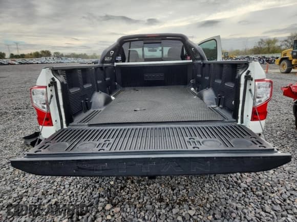 ✅ 2017 Nissan Titan SV • VIN: 1N6AA1R86HN538312 • Lot: 85396285. Listed on Copart with 60,003 mi. Free auction sales archive from the USA and detailed vehicle history report at DreamBid. Image 6.