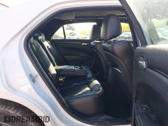 ✅ 2014 Chrysler 300 S • VIN: 2C3CCAGG5EH353032 • Lot: 43591067. Listed on IAAI with 131,836 mi. Free auction sales archive from the USA and detailed vehicle history report at DreamBid. Image 8.