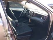 ✅ 2017 Toyota RAV4 LE • VIN: 2T3ZFREV0HW342957 • Lot: 43800404. Wystawiony na IAAI z przebiegiem 148 531 mil. Bezpłatny archiwum sprzedaży aukcyjnych z USA i szczegółowy raport historii pojazdu na DreamBid. Zdjęcie 5.