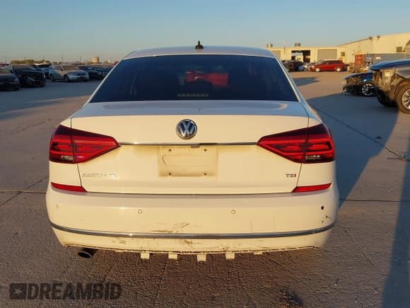 ✅ 2018 Volkswagen Passat SE • VIN: 1VWBA7A38JC006214 • Lot: 43627748. Listed on IAAI with 142,802 mi. Free auction sales archive from the USA and detailed vehicle history report at DreamBid. Image 16.