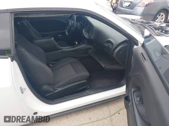 2018 Dodge Challenger R/T z VIN 2C3CDZBT0JH300572, wystawiony jako IAAI lot #43104545 z przebiegiem 83 644 mil mil oraz . Historia ofert i sprzedaży dostępna na DreamBid. Obrazek 5.