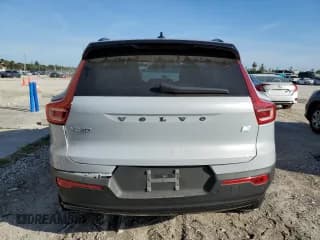 ✅ 2021 Volvo XC40 • VIN: YV4ED3UR4M2459575 • Lot: 42163573. Wystawiony na Copart z przebiegiem 14 087 mil. Bezpłatny archiwum sprzedaży aukcyjnych z USA i szczegółowy raport historii pojazdu na DreamBid. Zdjęcie 6.