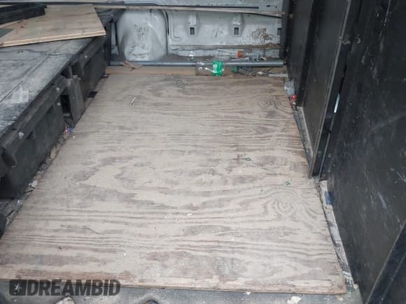 ✅ 2005 Ford Econoline Cargo • VIN: 1FTRE14W05HA24837 • Lot: 43746715. Wystawiony na IAAI z przebiegiem 163 103 mil. Bezpłatny archiwum sprzedaży aukcyjnych z USA i szczegółowy raport historii pojazdu na DreamBid. Zdjęcie 8.