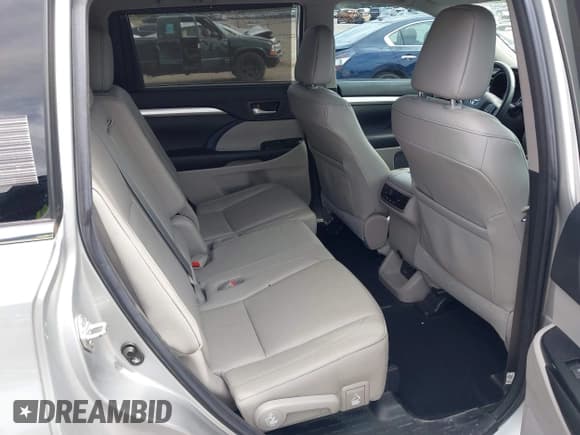 ✅ 2018 Toyota Highlander SE • VIN: 5TDJZRFH1JS817410 • Lot: 43616481. Listed on IAAI with 103,733 mi. Free auction sales archive from the USA and detailed vehicle history report at DreamBid. Image 8.