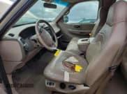 ✅ 1999 Ford F-150 XL • VIN: 1FTRX08W1XKA32224 • Lot: 71738115. Wystawiony na Copart z przebiegiem 272 309 mil. Bezpłatny archiwum sprzedaży aukcyjnych z USA i szczegółowy raport historii pojazdu na DreamBid. Zdjęcie 7.