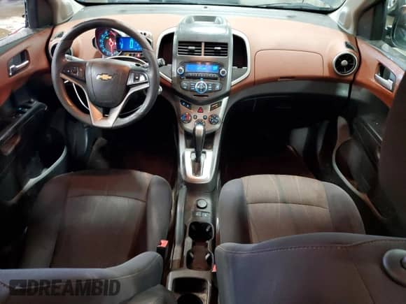 2013 Chevrolet Sonic LT z VIN 1G1JC6SH7D4135453, wystawiony jako Copart lot #69245324 z przebiegiem 124 293 mil mil oraz Szkoda całkowita • Salvage title. Historia ofert i sprzedaży dostępna na DreamBid. Obrazek 8.