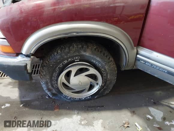 1998 Chevrolet Blazer LT with VIN 1GNDT13W5W2295891, listed as a IAAI auction lot 41820682 with 101,506 mi miles and . Bid and sale history available at DreamBid. Image 6.