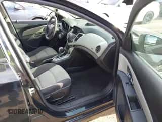 2014 Chevrolet Cruze LS z VIN 1G1PA5SG5E7213648, wystawiony jako IAAI lot #43625005 z przebiegiem 169 525 mil mil oraz . Historia ofert i sprzedaży dostępna na DreamBid. Obrazek 5.