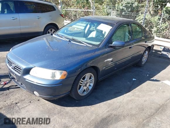 ✅ 2006 Volvo S60 2.5L Turbo • VIN: YV1RS592X62543608 • Lot: 43493308. Wystawiony na IAAI z przebiegiem 185 918 mil. Bezpłatny archiwum sprzedaży aukcyjnych z USA i szczegółowy raport historii pojazdu na DreamBid. Zdjęcie 2.