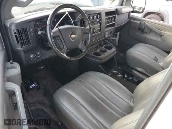 ✅ 2022 Chevrolet Express Cargo • VIN: 1GCWGAF72N1142965 • Lot: 81623555. Wystawiony na Copart z przebiegiem 49 782 mil. Bezpłatny archiwum sprzedaży aukcyjnych z USA i szczegółowy raport historii pojazdu na DreamBid. Zdjęcie 8.