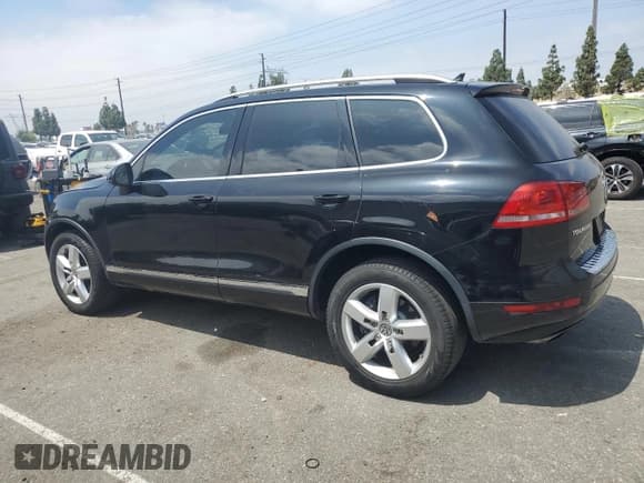 ✅ 2013 Volkswagen Touareg Lux • VIN: WVGEF9BP8DD005928 • Lot: 65650085. Listed on Copart with 111,843 mi. Free auction sales archive from the USA and detailed vehicle history report at DreamBid. Image 2.