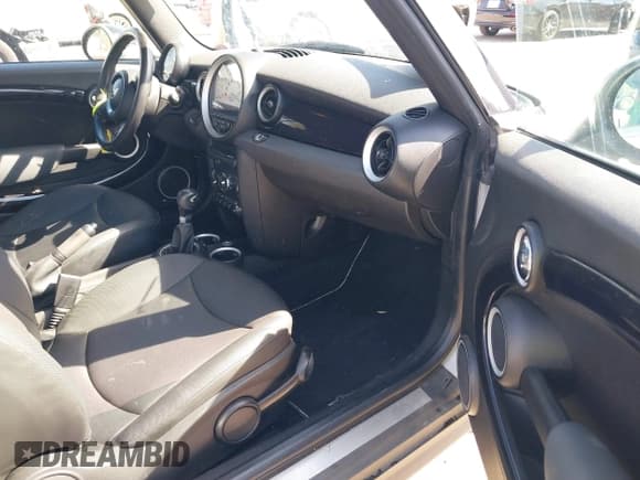 ✅ 2011 MINI Convertible • VIN: WMWZN3C57BT133094 • Lot: 41711094. Wystawiony na IAAI z przebiegiem 96 056 mil. Bezpłatny archiwum sprzedaży aukcyjnych z USA i szczegółowy raport historii pojazdu na DreamBid. Zdjęcie 5.