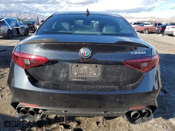 ✅ 2018 Alfa Romeo Giulia • VIN: ZARFAEAV8J7584337 • Lot: 44797795. Wystawiony na Copart z przebiegiem 50 570 mil. Bezpłatny archiwum sprzedaży aukcyjnych z USA i szczegółowy raport historii pojazdu na DreamBid. Zdjęcie 6.