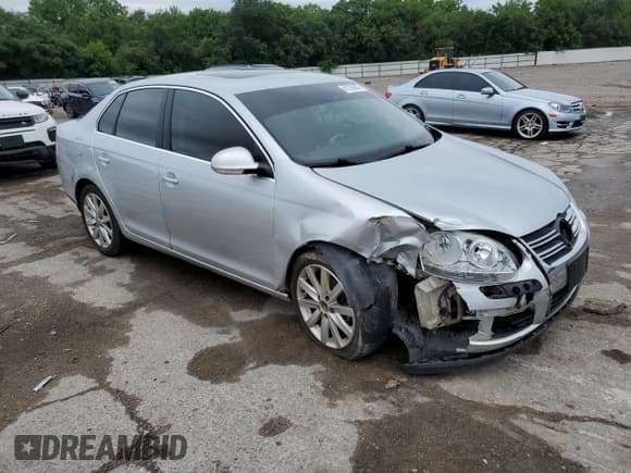 ✅ 2010 Volkswagen Jetta SE • VIN: 3VWRZ7AJ4AM070321 • Lot: 61336945. Wystawiony na Copart z przebiegiem 156 696 mil. Bezpłatny archiwum sprzedaży aukcyjnych z USA i szczegółowy raport historii pojazdu na DreamBid. Zdjęcie 4.