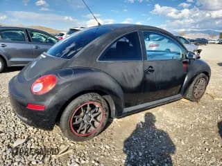 ✅ 2008 Volkswagen Beetle S • VIN: 3VWPW31C08M500057 • Лот: 85536275. Опубликован ранее на Copart с пробегом 171 259 миль. Бесплатный доступ к архиву аукционных продаж из США и подробный отчёт об истории автомобиля на DreamBid. Изображение 3.