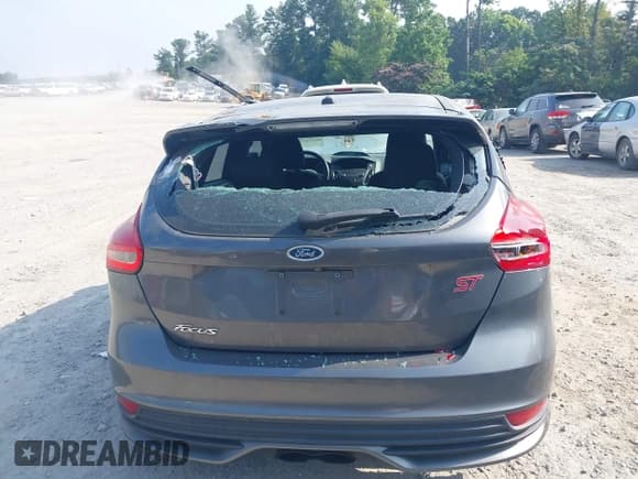 ✅ 2018 Ford Focus ST • VIN: 1FADP3L93JL325384 • Lot: 42572792. Wystawiony na IAAI z przebiegiem 118 000 mil. Bezpłatny archiwum sprzedaży aukcyjnych z USA i szczegółowy raport historii pojazdu na DreamBid. Zdjęcie 16.