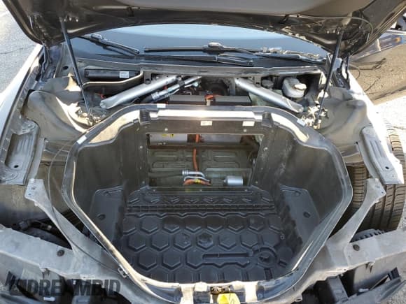 ✅ 2015 Tesla Model S 85 • VIN: 5YJSA1S10FF098989 • Лот: 68510685. Опубликован ранее на Copart с пробегом 75 002 миль. Бесплатный доступ к архиву аукционных продаж из США и подробный отчёт об истории автомобиля на DreamBid. Изображение 11.