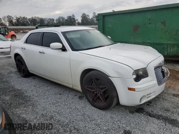 ✅ 2010 Chrysler 300 S • VIN: 2C3CA9CT5AH255944 • Lot: 73340114. Wystawiony na Copart z przebiegiem 244 520 mil. Bezpłatny archiwum sprzedaży aukcyjnych z USA i szczegółowy raport historii pojazdu na DreamBid. Zdjęcie 4.