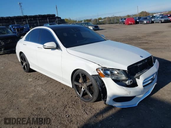 ✅ 2016 Mercedes-Benz C 300 • VIN: 55SWF4JB1GU122778 • Lot: 43489382. Wystawiony na IAAI z przebiegiem 110 686 mil. Bezpłatny archiwum sprzedaży aukcyjnych z USA i szczegółowy raport historii pojazdu na DreamBid. Zdjęcie 1.